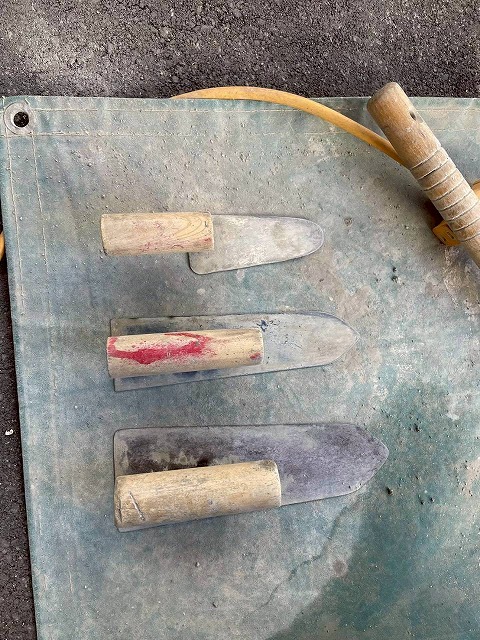 姫路市で貸し店舗で行った改築工事！コテでモルタルを塗り重ねる左官作業スタートです